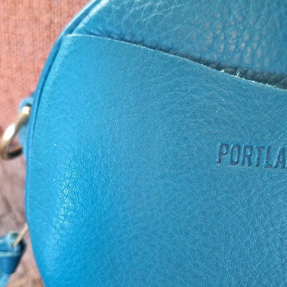 Portland Leather Goods Soul Blue Pebbled Small Circle Crossbody Bag - Picture 4 of 9